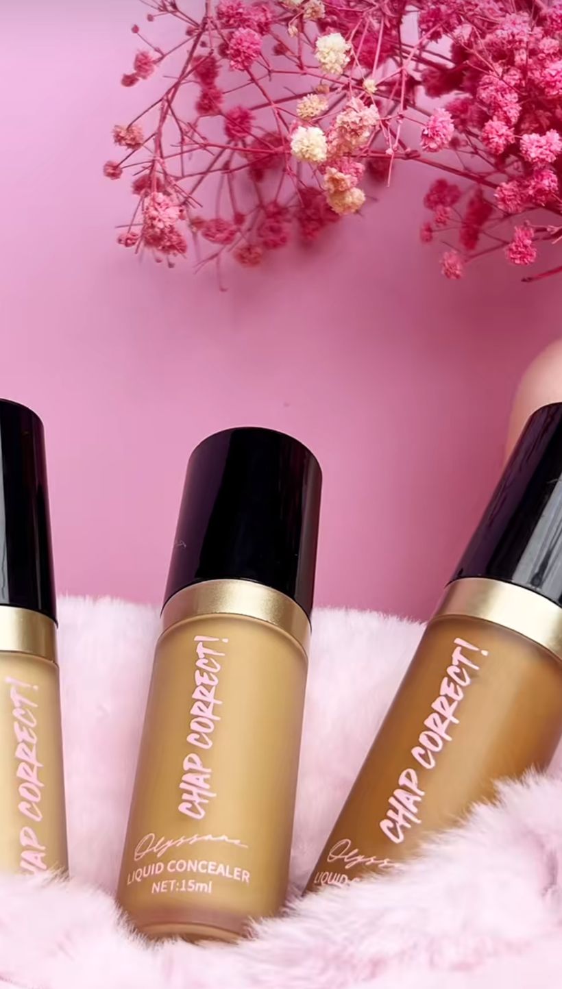 Trois flacons du concealer liftant Chap Correct sur fourrure rose