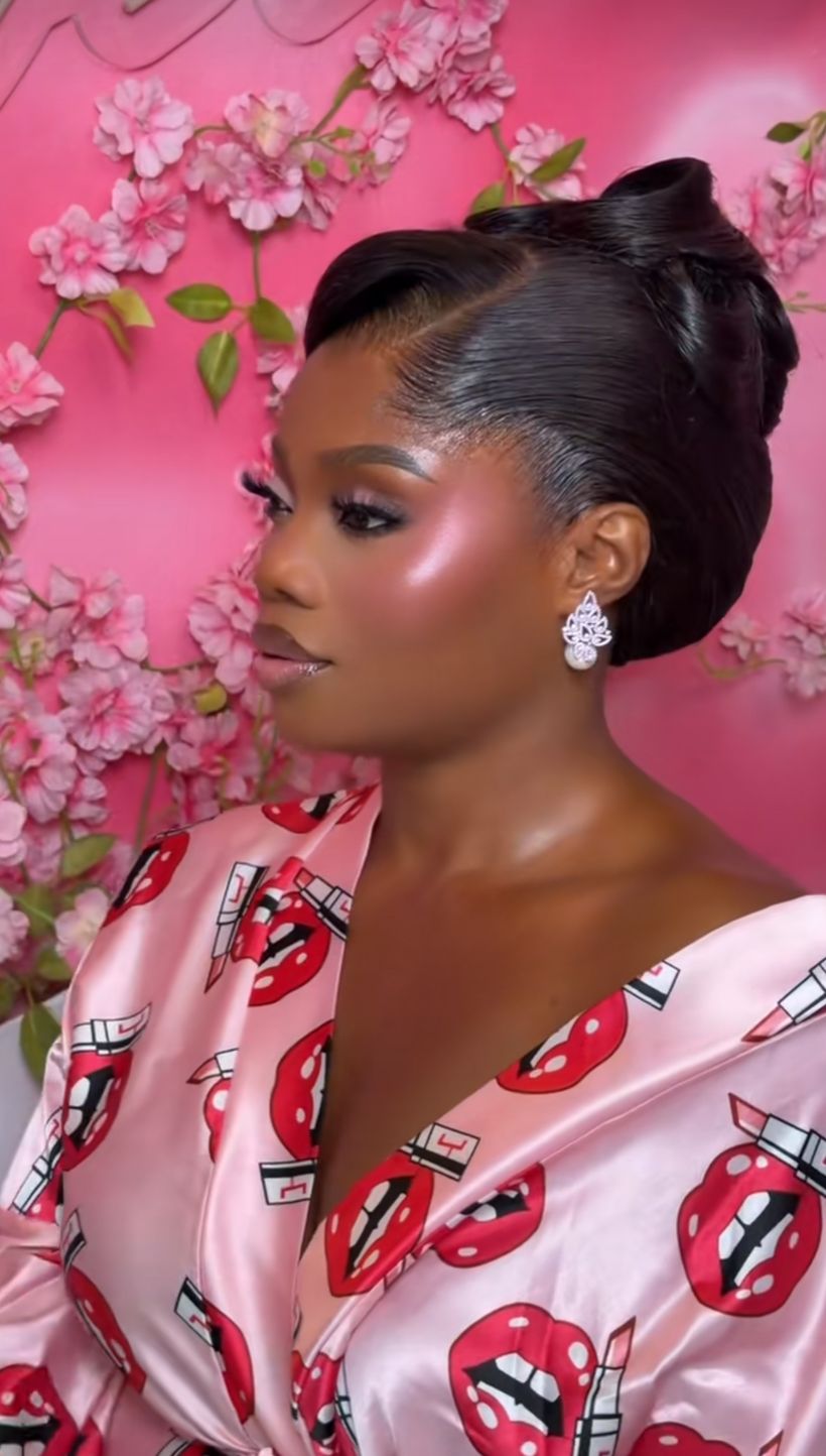 Mannequin maquillée OLYSSANE devant un mur de fleurs de cerisier roses