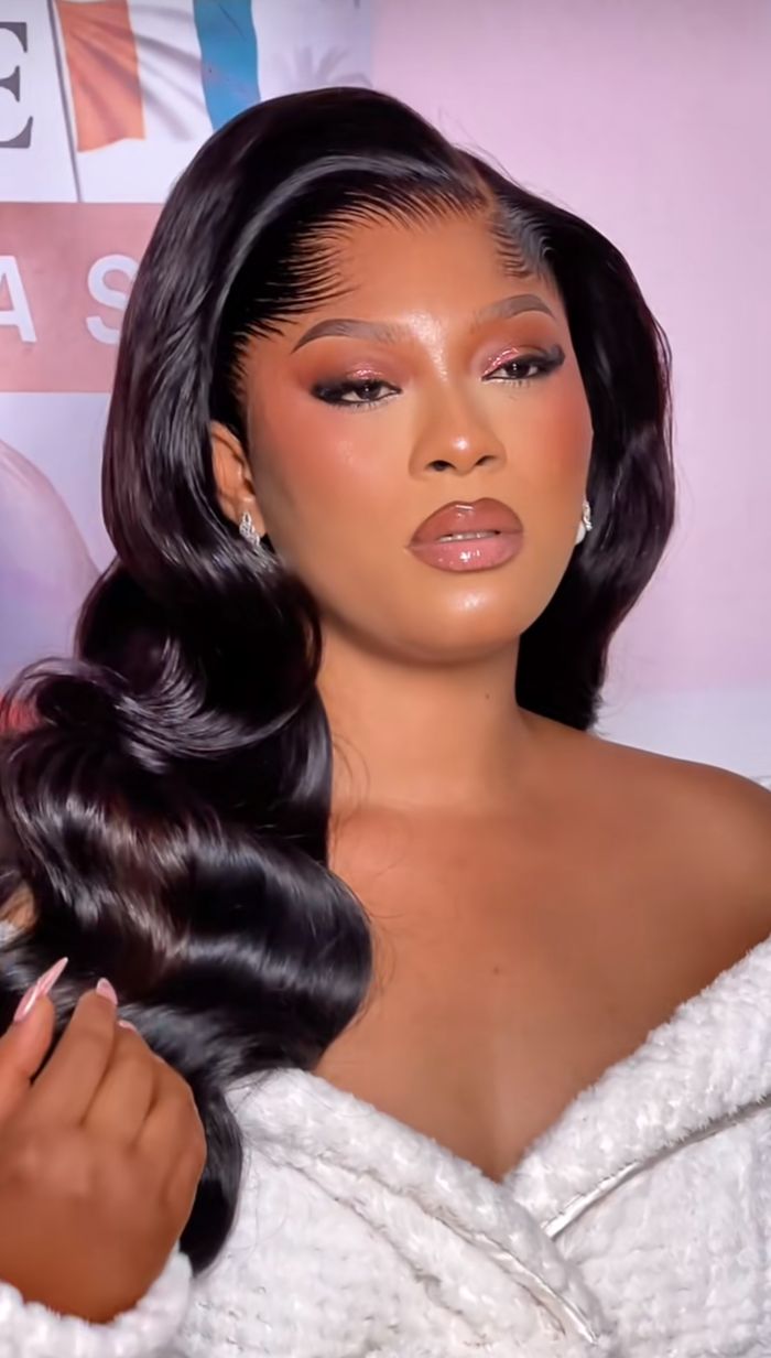 Maquillage et coiffure ondulée