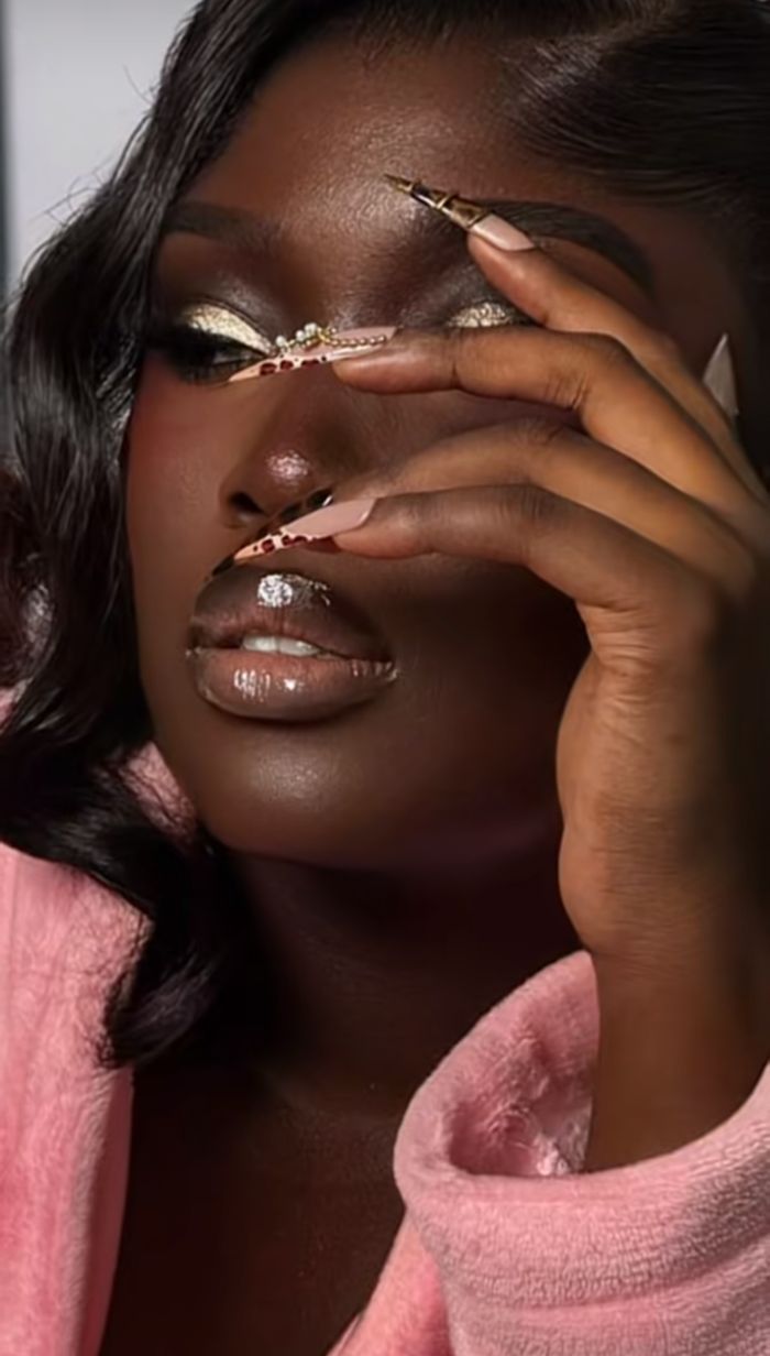 Portrait maquillé OLYSSANE, peau ébène lumineuse