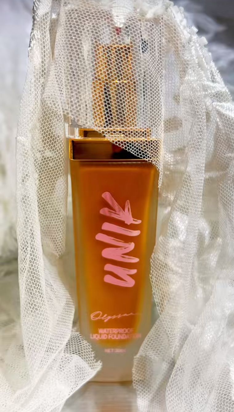 Fond de teint waterproof UNIK sous un voile de tulle
